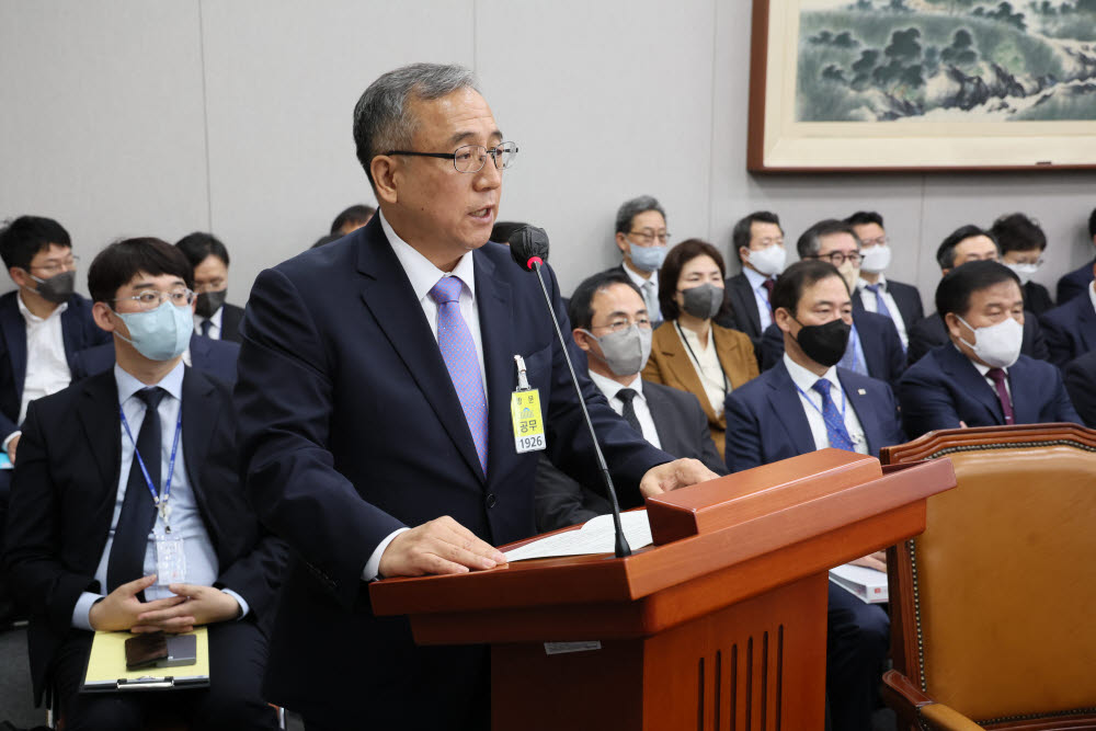 8일 오전 국회 운영위원회에서 열린 대통령비서실·국가안보실·대통령 경호처에 대한 국정감사에서 김종철 대통령 경호처 차장이 업무보고하고 있다. 연합뉴스