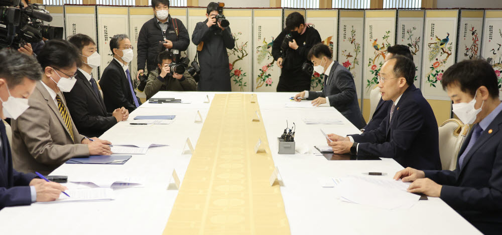 추경호 부총리 겸 기재부 장관이 10일 정부서울청사에서 원희룡 국토교통부 장관과 김주현 금융위원장 이복현 금융감독원장 등이 참석한 가운데 열린 부동산 관계장관회의를 주재하며 발언하고 있다.