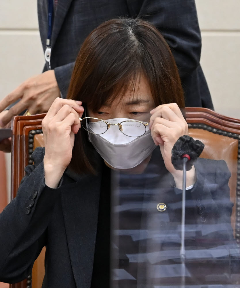 2022년 국정감사에 출석한 백경란 질병관리청장. 이동근기자 foto@etnews.com