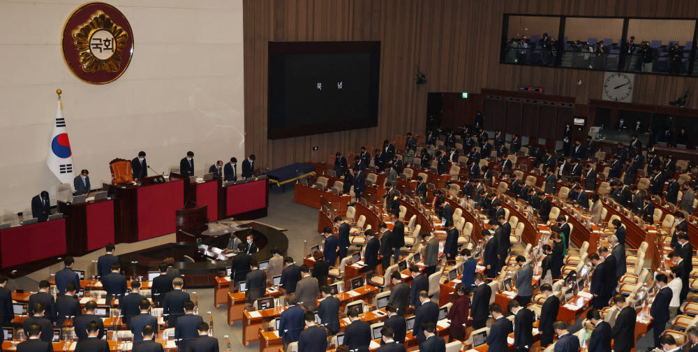 10일 오후 서울 여의도 국회에서 열린 본회의에서 김진표 국회의장과 의원들이 이태원 참사 희생자들을 추모하는 묵념을 하고 있다. 연합뉴스