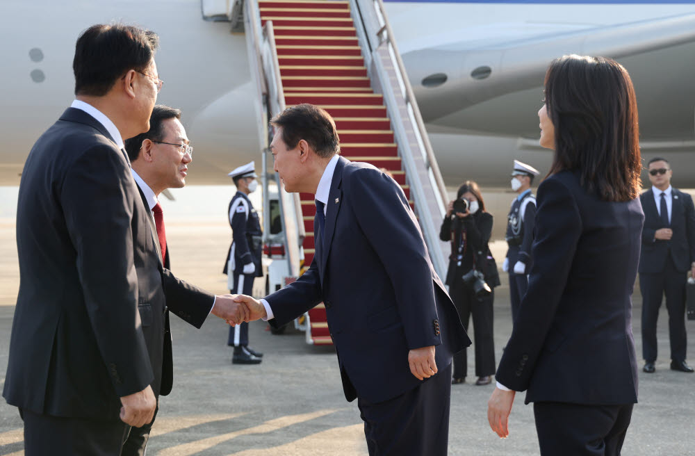 동남아 순방 나서는 윤석열 대통령 내외