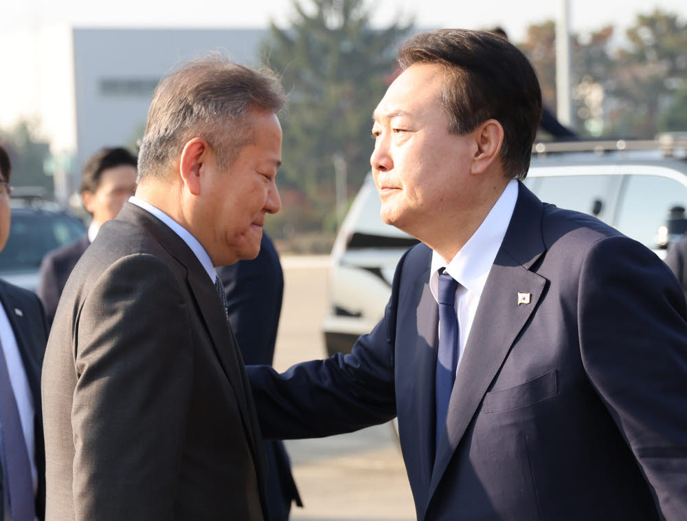 윤석열 대통령이 11일 오전 아세안(ASEAN·동남아국가연합) 관련 정상회의 및 주요20개국(G20) 정상회의 등 다자회의 참석을 위해 성남 서울공항에 도착, 공군 1호기로 향하며 이상민 행안부 장관 등 환송 인사들과 인사하고 있다. 연합뉴스