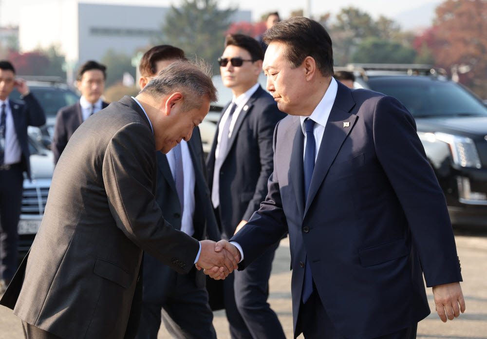 윤석열 대통령이 11일 오전 아세안(ASEAN·동남아국가연합) 관련 정상회의 및 주요20개국(G20) 정상회의 등 다자회의 참석을 위해 성남 서울공항에 도착, 공군 1호기로 향하며 이상민 행안부 장관 등 환송 인사들과 인사하고 있다. 연합뉴스