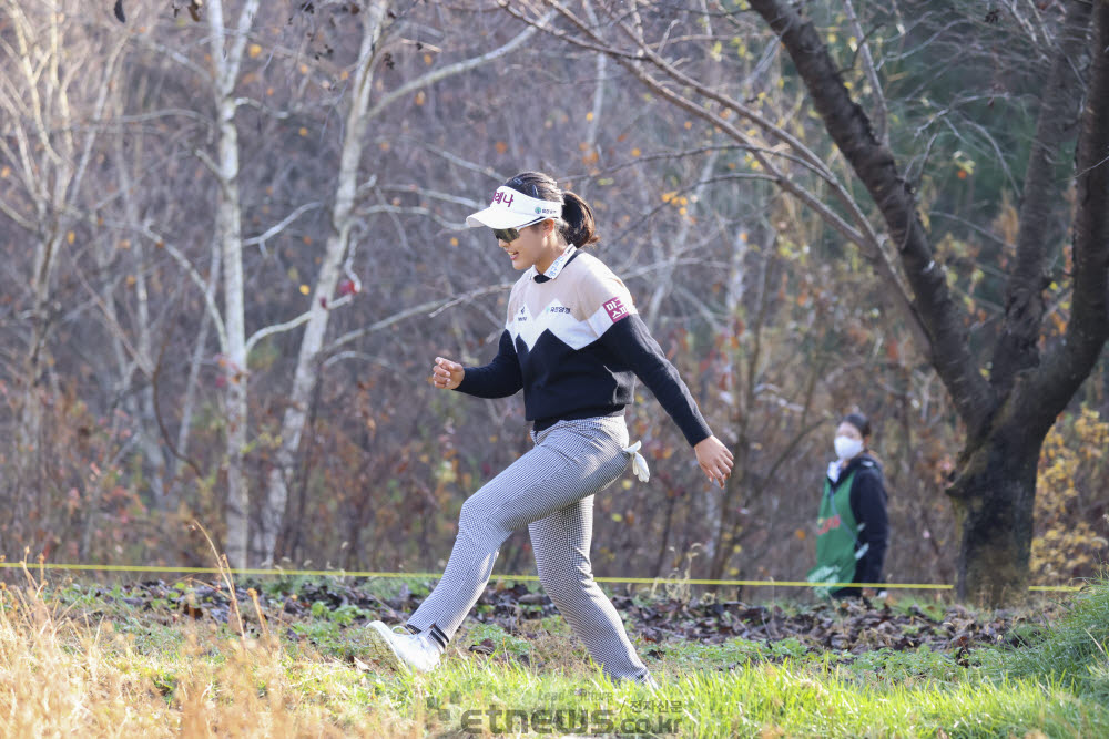 [포토]김민주, 깡총 깡총 논길을 걸어가요