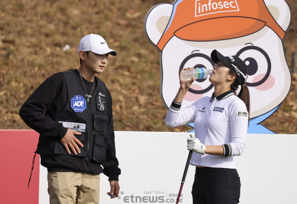 [포토]이세희, 시원하게 목을 축여요