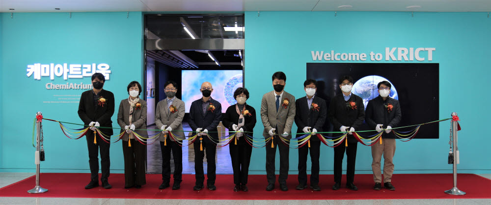 한국화학연구원 디딤돌플라자에서 화학연의 새로운 홍보관 케미아트리움(ChemiAtrium)의 개관식이 개최되었다. 개관식에 참석한 화학연 경영진들이 테이프 커팅식에 앞서 기념촬영을 하고 있다.