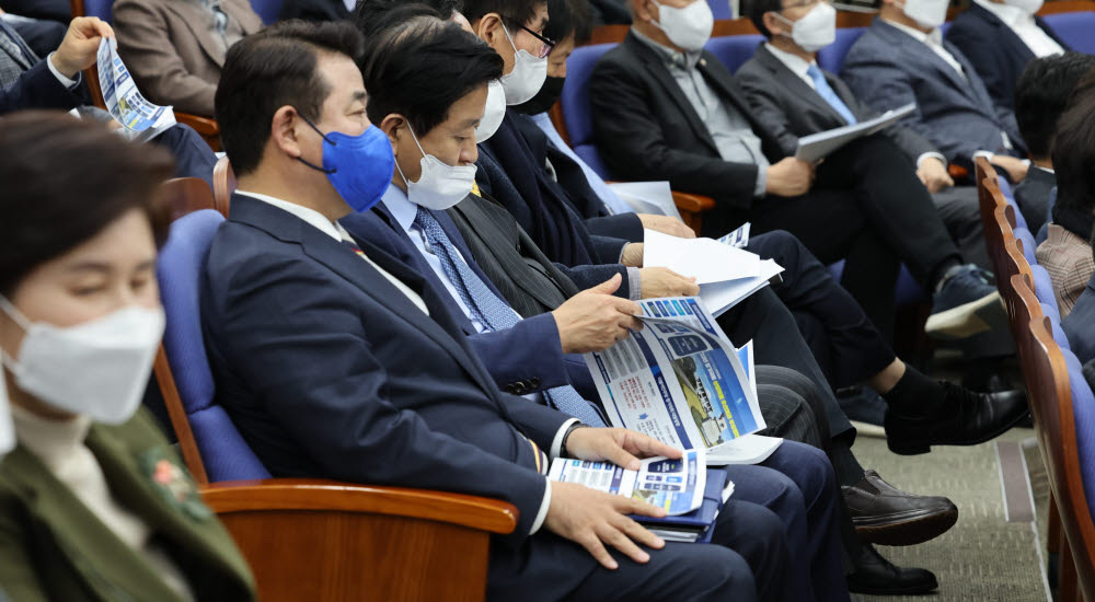 15일 오후 서울 여의도 국회에서 열린 더불어민주당 정책의원총회에서 의원들이 정기국회 대응방향 자료를 살펴보고 있다. 연합뉴스