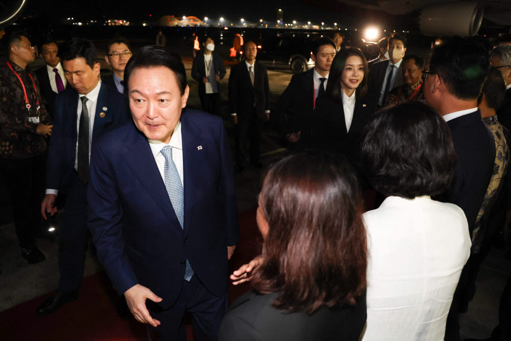 동남아 순방 일정을 마친 윤석열 대통령과 김건희 여사가 15일 인도네시아 발리 응우라라이 국제공항에서 공군 1호기에 오르기 앞서 환송인사들과 인사를 나누고 있다. 연합뉴스