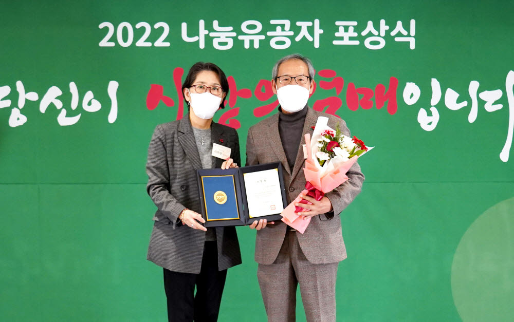 경기 수원시 이춘택병원이 최근 2022 나눔유공자 포상식에서 경기지사 표창을 수상하고 기념촬영했다.