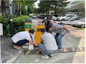 한국알파시스템이 태국 현지 콘도에 주차관제시스템을 설치하고 있다.