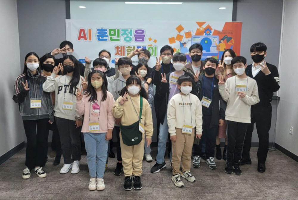 티쓰리큐는 지난 12일 초등학생을 본사에 초청해 AI훈민정음 체험데이 행사를 열고 행사 후 기념촬영을 가졌다.