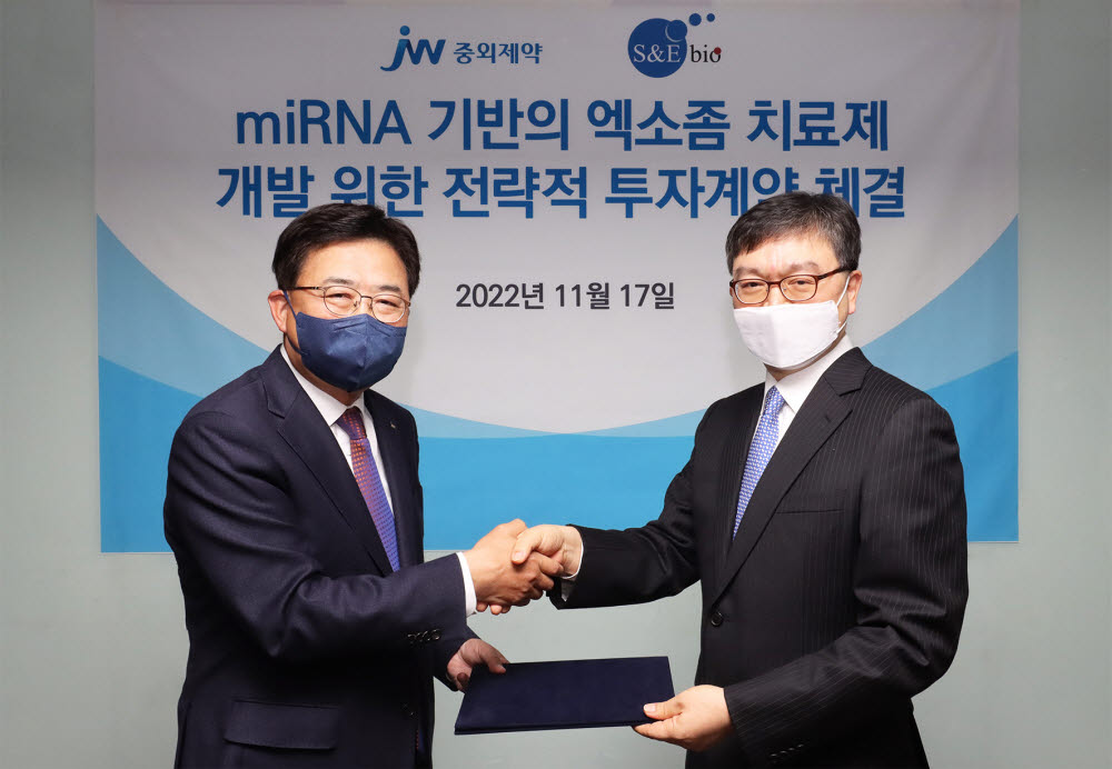 JW중외제약이 개방형 혁신 전략(오픈 이노베이션)을 강화하기 위해 바이오 벤처기업 에스엔이바이오(S&E bio)와 전략적 투자(SI) 계약을 체결했다. 신영섭 JW중외제약 대표(왼쪽)와 방오영 에스엔이바이오 대표가 17일 서울 서초동 JW중외제약 본사에서 계약을 체결한 뒤 기념촬영을 하고 있다. (사진제공=JW중외제약)