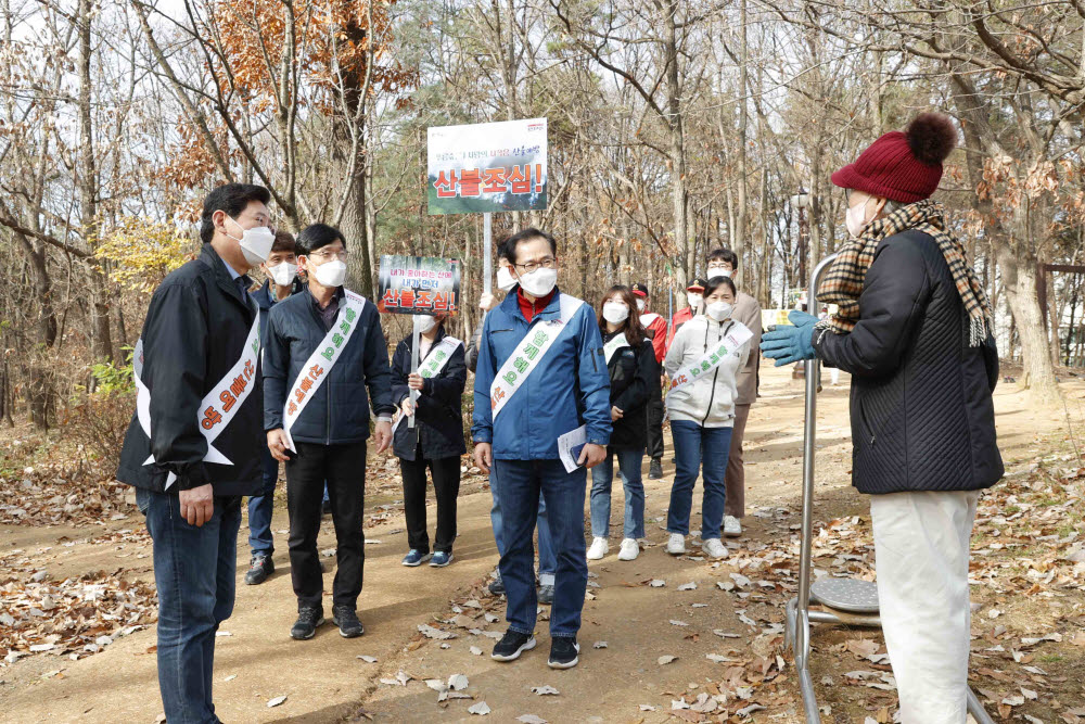 이상일 용인시장(왼쪽)이 19일 동백호수공원에서 용인시박물관까지 걸어가며 주민들에게 산불 예방 캠페인을 펼치고 있다.