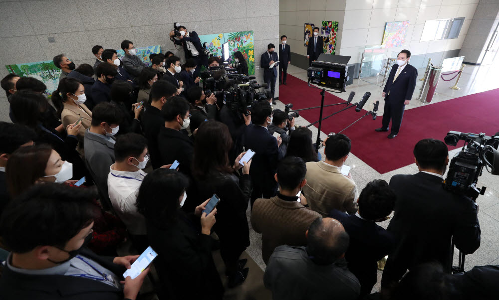 윤석열 대통령이 18일 오전 서울 용산 대통령실 청사로 출근, 기자들과 질의응답을 하고 있다. 연합뉴스