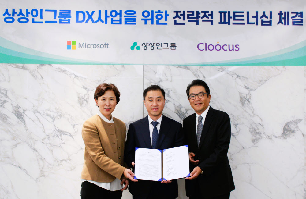 (왼쪽부터)이지은 한국마이크로소프트 대표, 이민식 상상인 대표, 홍성완 클루커스 대표가 DX사업을 위한 전략적 파트너십 체결식을 마치고 기념촬영했다.