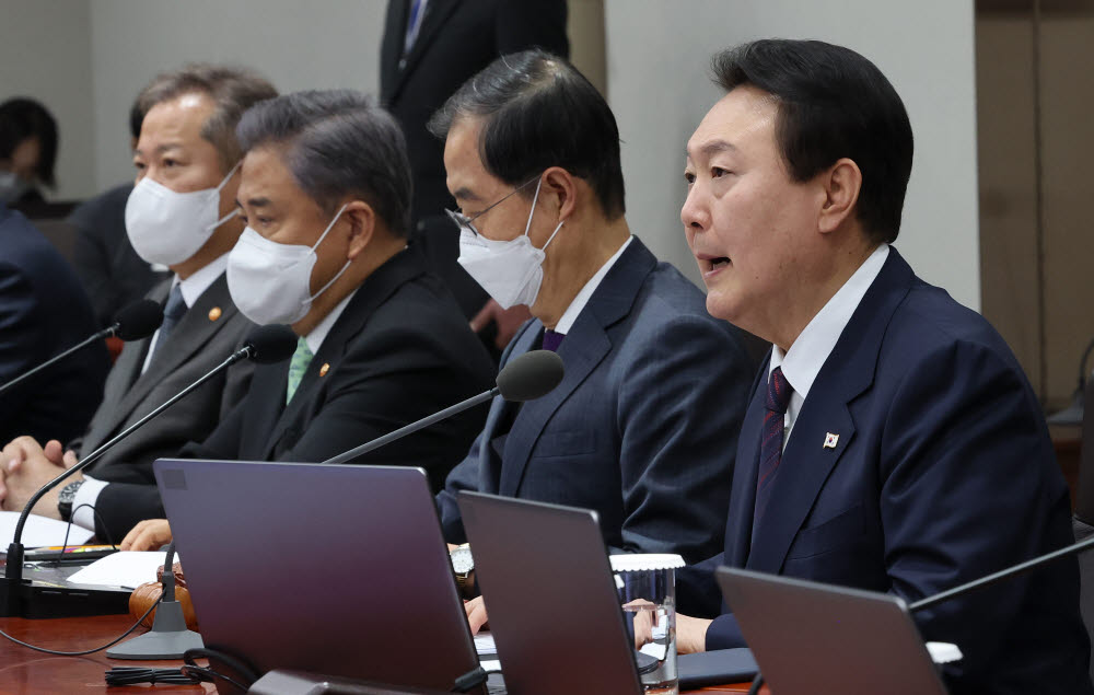 윤석열 대통령이 22일 오전 서울 용산 대통령실 청사에서 열린 국무회의를 주재하고 있다. 왼쪽부터 이상민 행정안전부 장관, 박진 외교부 장관, 한덕수 국무총리, 윤 대통령. 연합뉴스