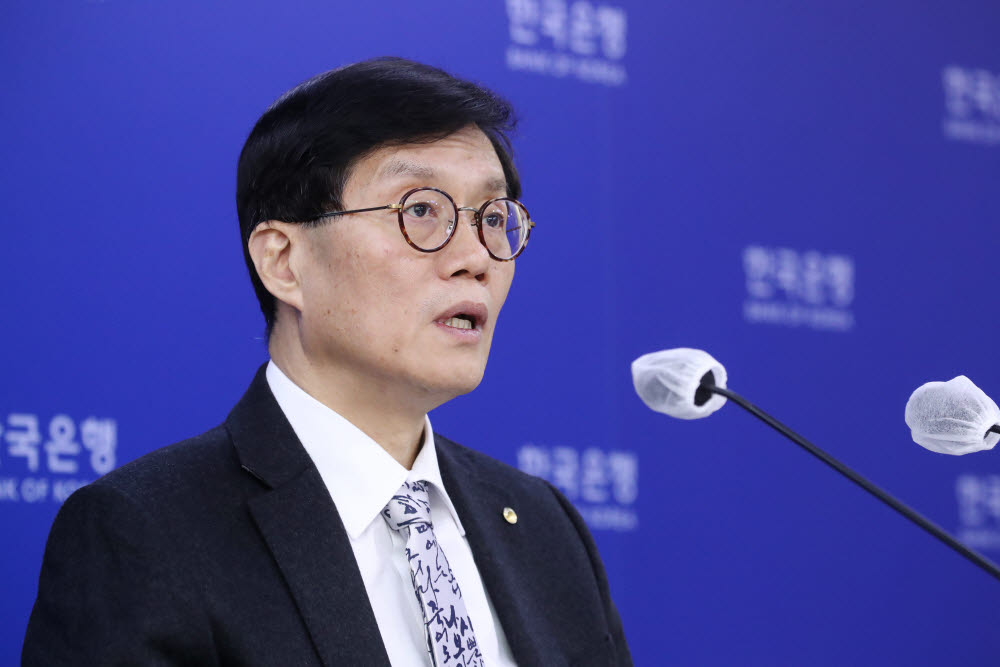 이창용 한국은행 총재가 24일 서울 중구 한국은행에서 열린 통화정책방향 기자간담회에서 발언하고 있다.