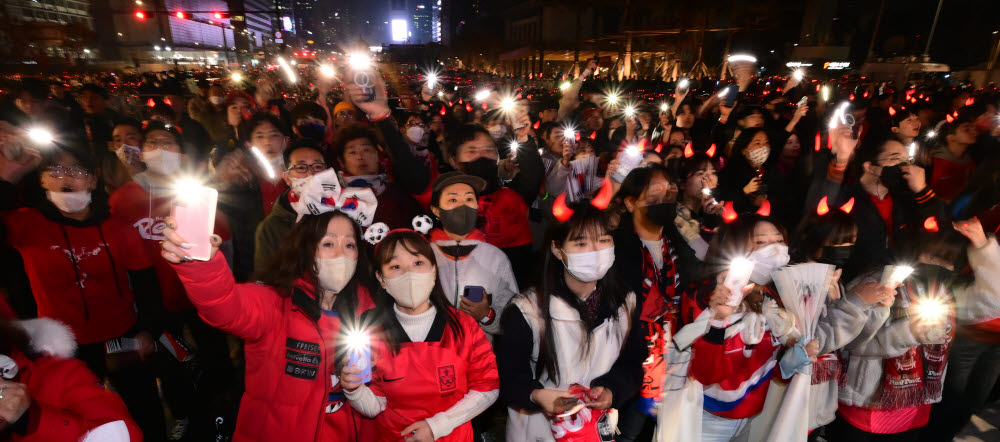 2022 카타르월드컵 대한민국과 우루과이의 조별예선 첫 경기일인 24일 거리응원에 나선 시민들이 서울 광화문광장에서 응원전을 펼치고 있다.