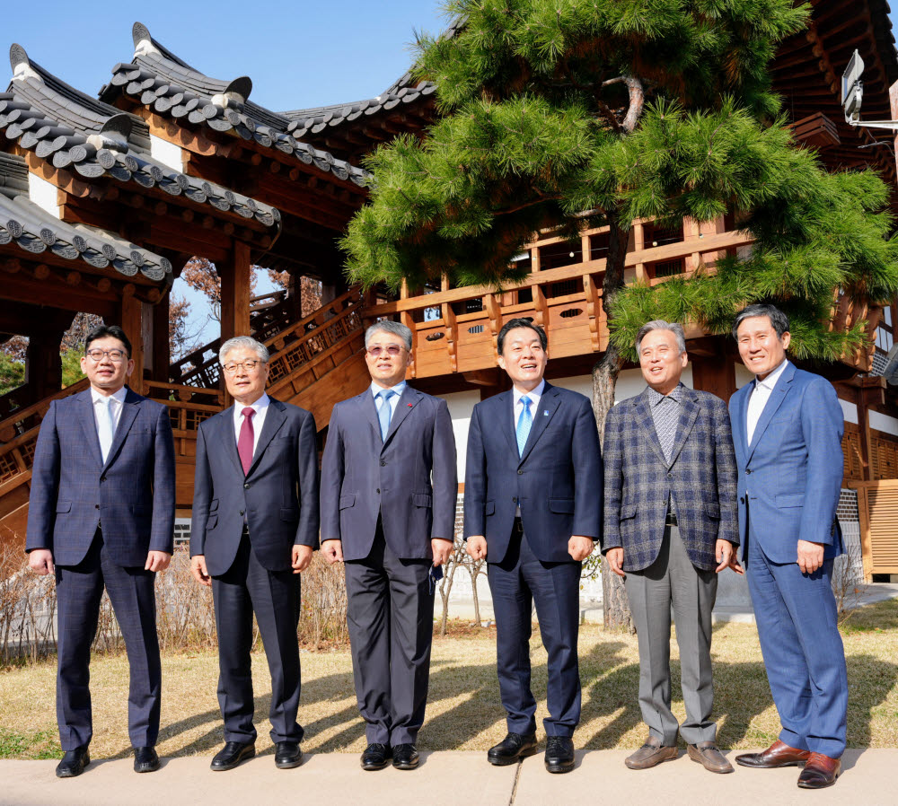 이재준 경기 수원시장(오른쪽 세번째)이 최근 수원전통문화관에서 관내 대학 총장들과 간담회를 갖고 기념촬영했다.