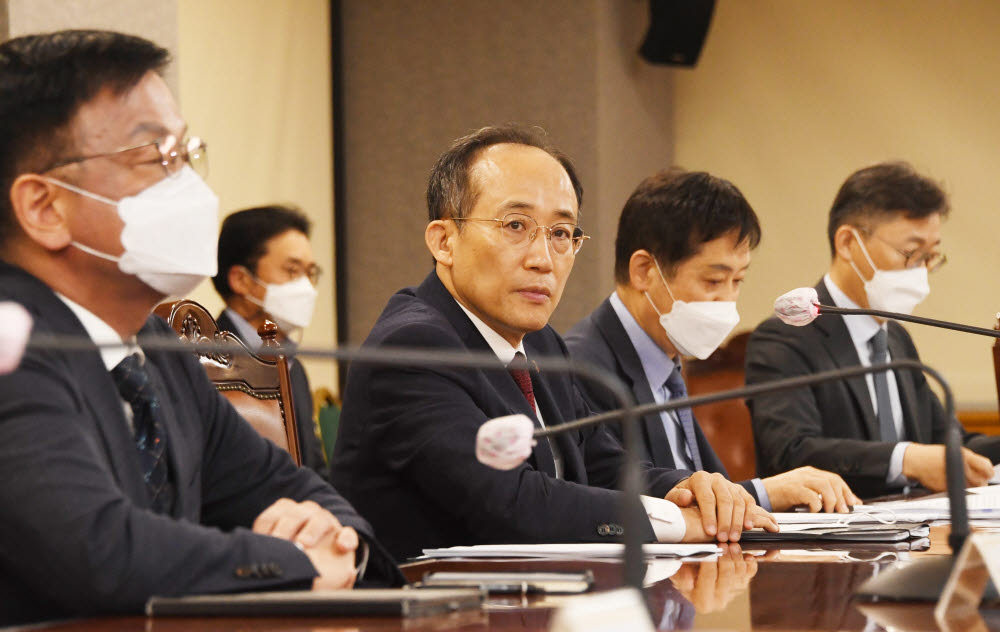 추경호 부총리가 28일 서울 은행회관에서 비상거시경제금융회의 후 기자들의 질의에 답하고 있다.(사진=기재부 제공)