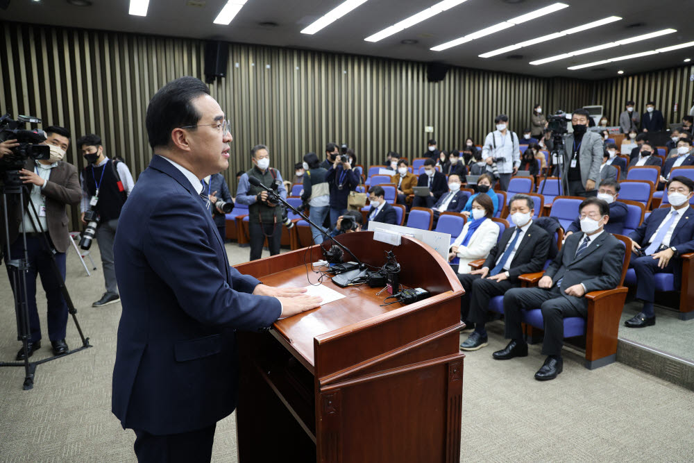 더불어민주당은 29일 국회에서 의원총회를 열고 이상민 행정안전부 장관 해임 건의에 대한 결정을 원내지도부에 위임했다. 박홍근 민주당 원내대표가 의원총회에서 발언하고 있다. 연합뉴스.