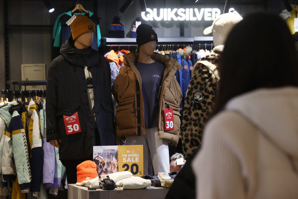 서울 시내 한 백화점에서 고객들이 겨울 아우터를 살펴보고 있다.(사진=연합)