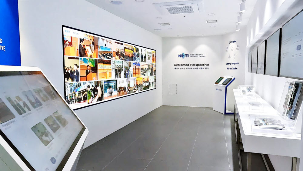 에스큐아이소프트가 구축한 한국전자기술연구원의 디지털 역사관 전경