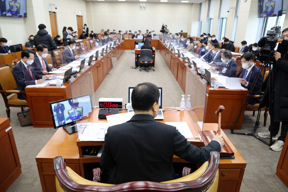 1일 국회에서 열린 기획재정위원회 전체회의에서 박대출 위원장이 의사봉을 두드리고 있다.(사진=연합뉴스)