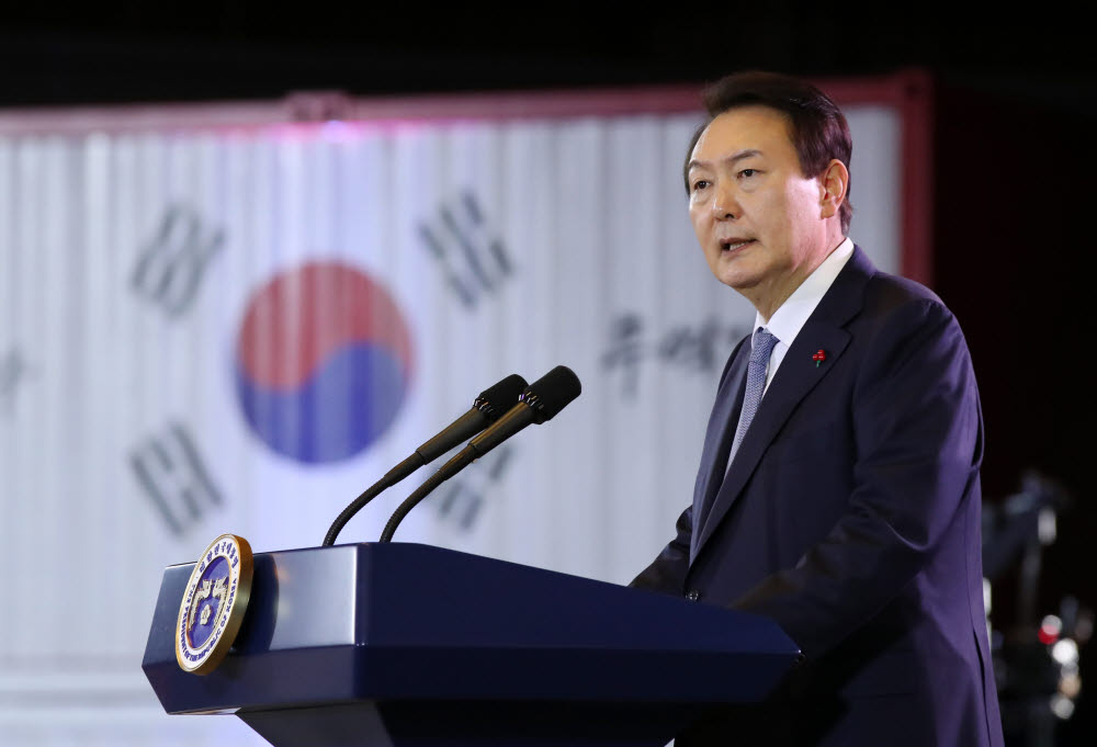 윤석열 대통령이 5일 서울 삼성동 코엑스에서 열린 제59회 무역의날 기념식에서 축사를 하고 있다. 연합뉴스