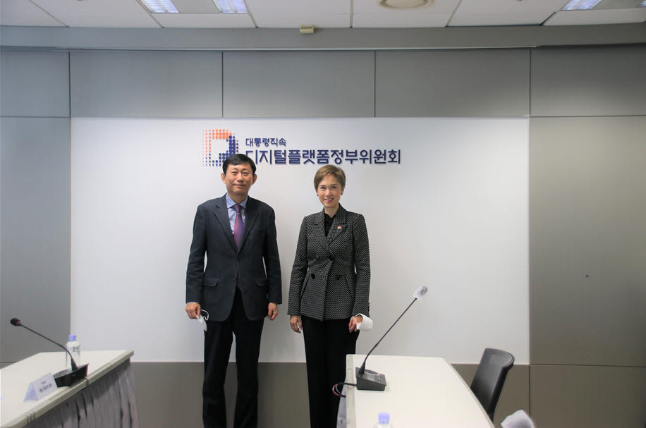 고진 디지털플랫폼정부위원회 위원장(왼쪽)은 7일 조세핀 테오 싱가포르 정보통신부(MCI) 장관(오른쪽)과 만나 대한민국 디지털플랫폼정부 정책 방향과 민관 협력, 데이터 공유에 대한 정책정보를 공유하고 협력방안을 논의했다.