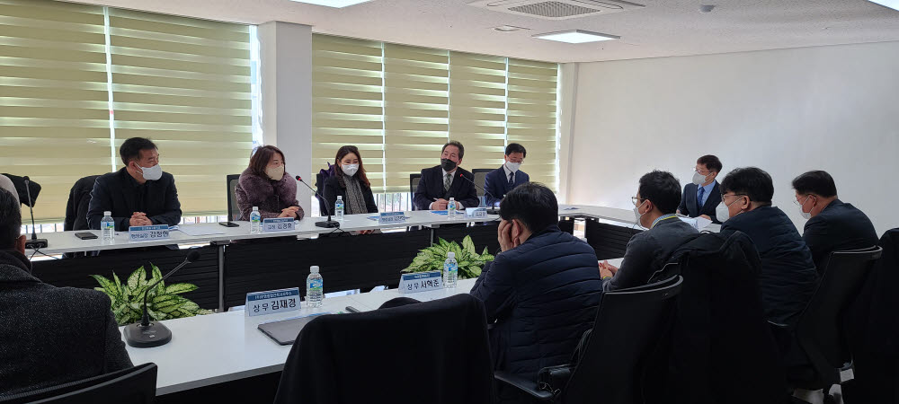 인천시교육청이 최근 늘푸른인천교육주식회사(가칭)와 그린스마트 미래학교 인천여상 외 1교 임대형 민자사업(BTL) 실시협약 체결식을 진행하고 있다.