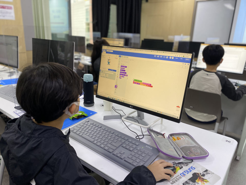 이티에듀와 서울교대 인공지능교육연구센터가 최근 개최한 드림하이 미래교육 캠프-데이터과학에 참가한 학생이 데이터를 분석하고 있다.