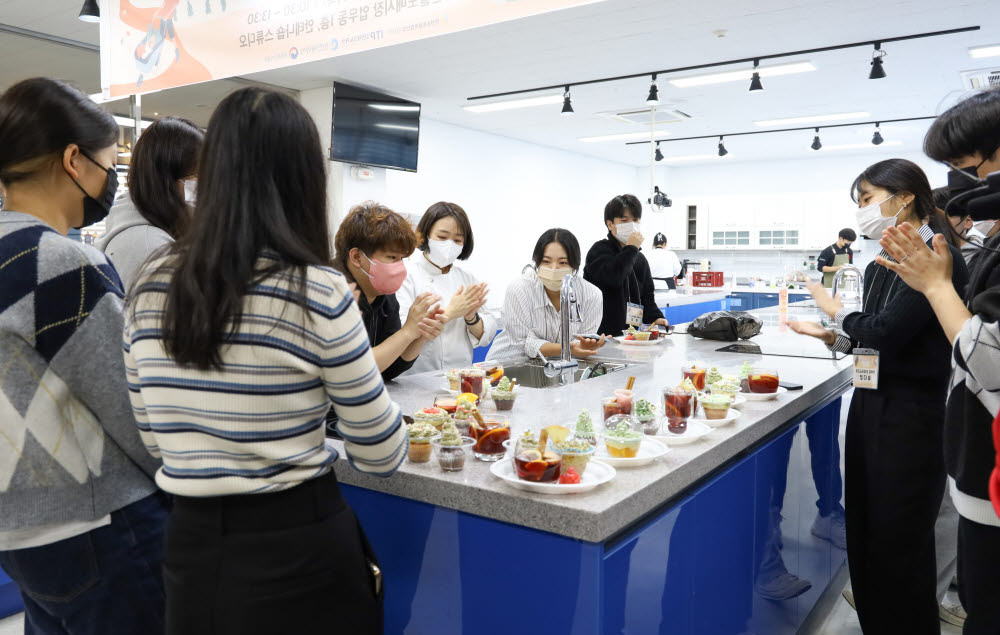 인천테크노파크가 6차산업 성장을 지원하기 위해 푸드 스타일링 교육을 지원하고 있는 모습.