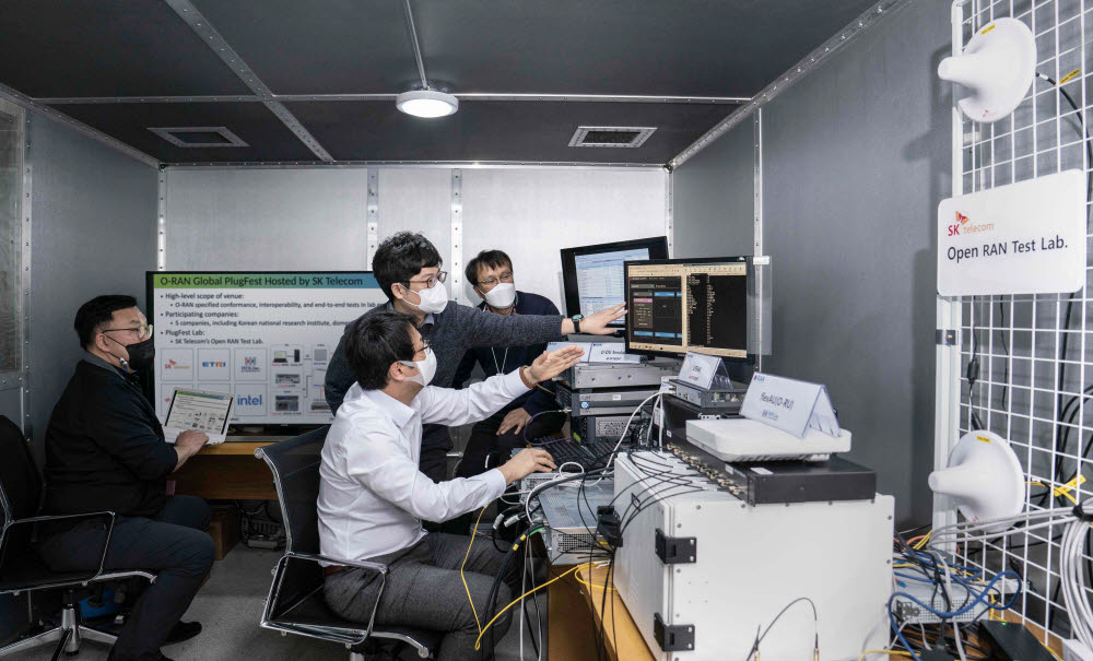 SK텔레콤 관계자가 오픈랜 장비를 테스트하고 있다.