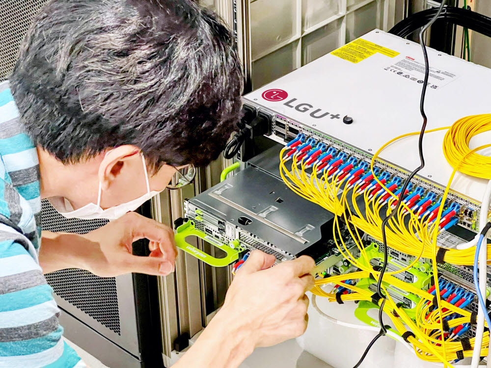 사진은 LG유플러스 직원관계자가 오픈랜 관련 장비를 테스트하고 있다.