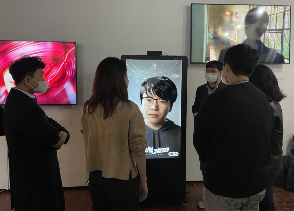 15일 서울 성수동 에스팩토리에서 열린 2022 문화기술 성과전시회에서 문화기술 성과 중 하나인 엔진비주얼웨이브 디지털 휴먼을 소개하고 있다.