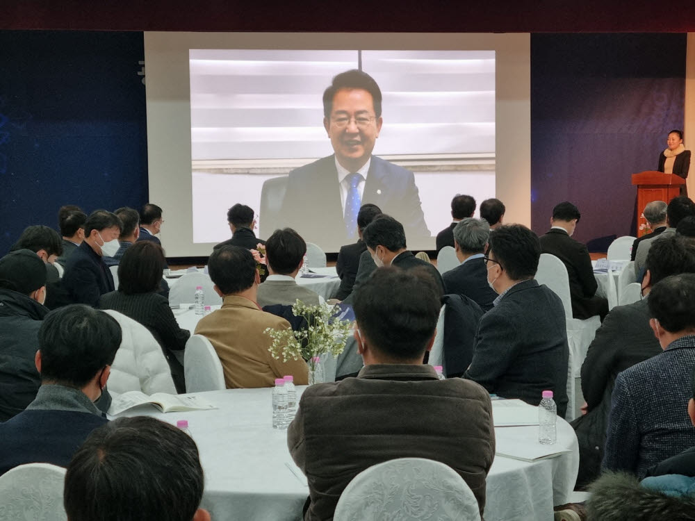 이용빈 국회의원이 15일 열린 2022년 광주전남지역 과학기술 혁신 포럼 및 과학기술인의 밤 축하 영상 메시지를 보냈다.