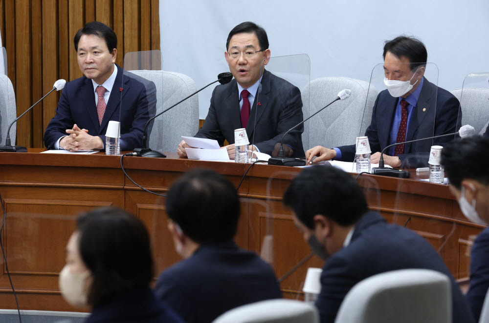 주호영 국민의힘 원내대표가 16일 오전 국회에서 열린 원내대책회의에서 발언하고 있다. 연합뉴스.