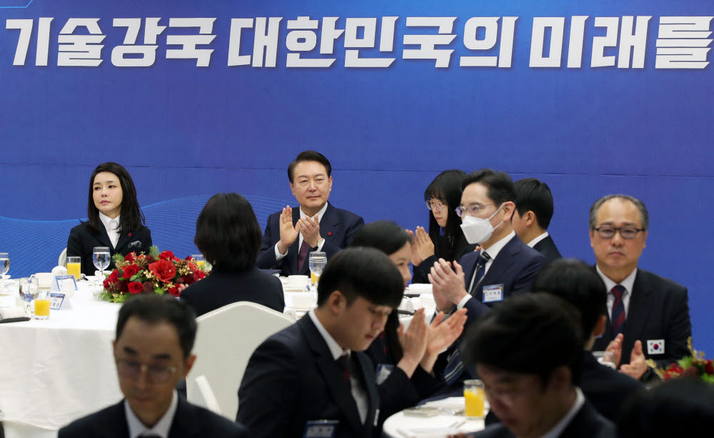 윤석열 대통령과 김건희 여사가 16일 경기도 성남시 한국잡월드에서 열린 국제기능올림픽 선수단 격려 오찬에 참석, 이재용 삼성전자 회장 등과 함께 선수단의 활약상을 담은 동영상을 시청한 뒤 박수를 치고 있다. 연합뉴스