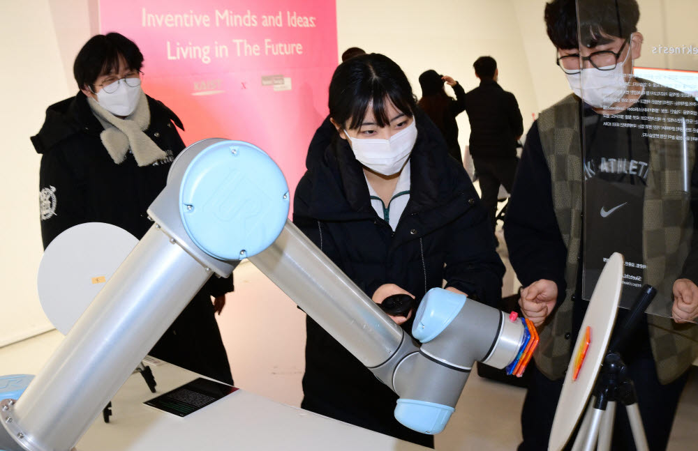 관람객이 로봇 상호작용 기술 로봇 텔레키네시스를 체험하고 있다.