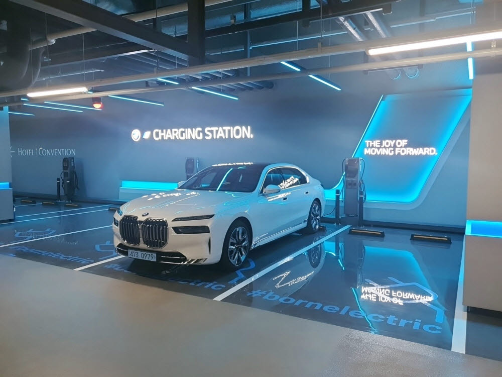 인천 파라다이스시티에 개소한 BMW 차징 스테이션.