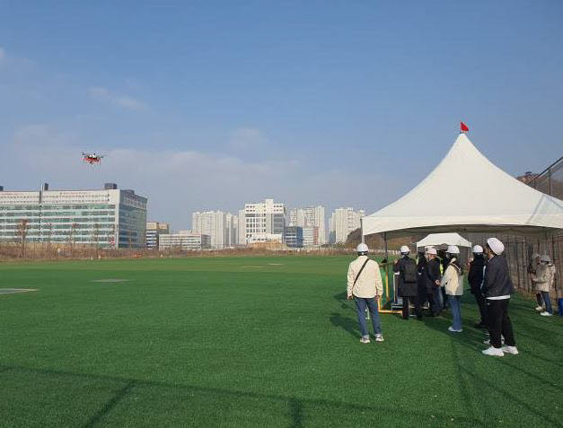 드론교육훈련센터 야외 교육장에서 드론 조종을 훈련하는 모습