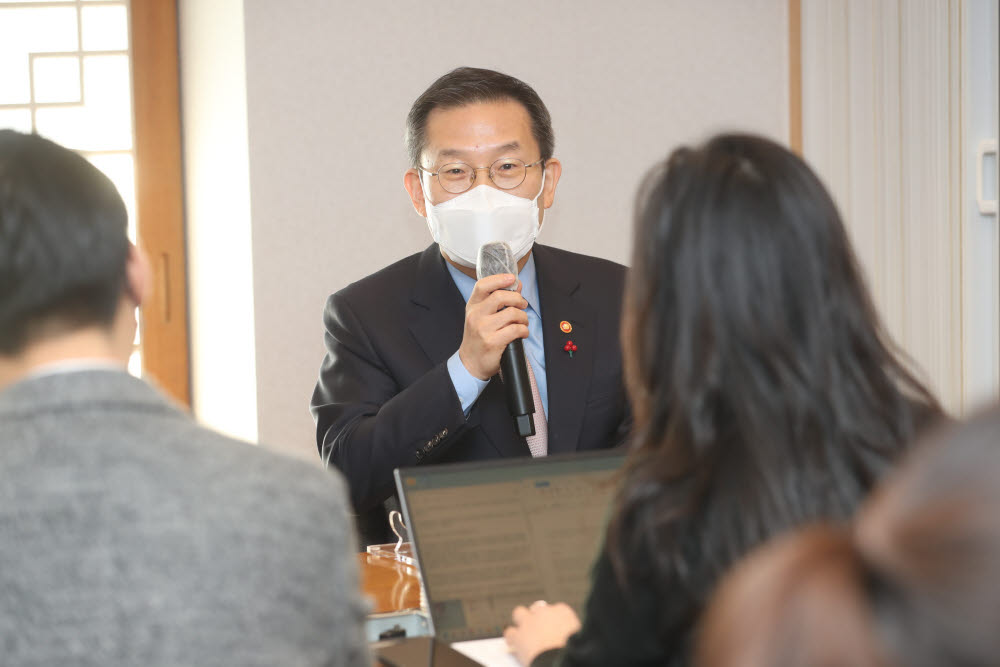 이종호 과기정통부 장관이 송년기자간담회에서 발언하고 있다.