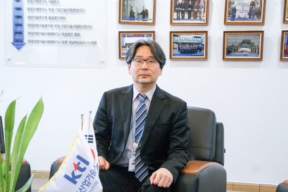 최근 장애인 오케스트라 K-하모니를 발족한 한국산업기술시험원(KTL)의 이충원 경영지원본부장(사진)과 관련 인터뷰를 나눴다.