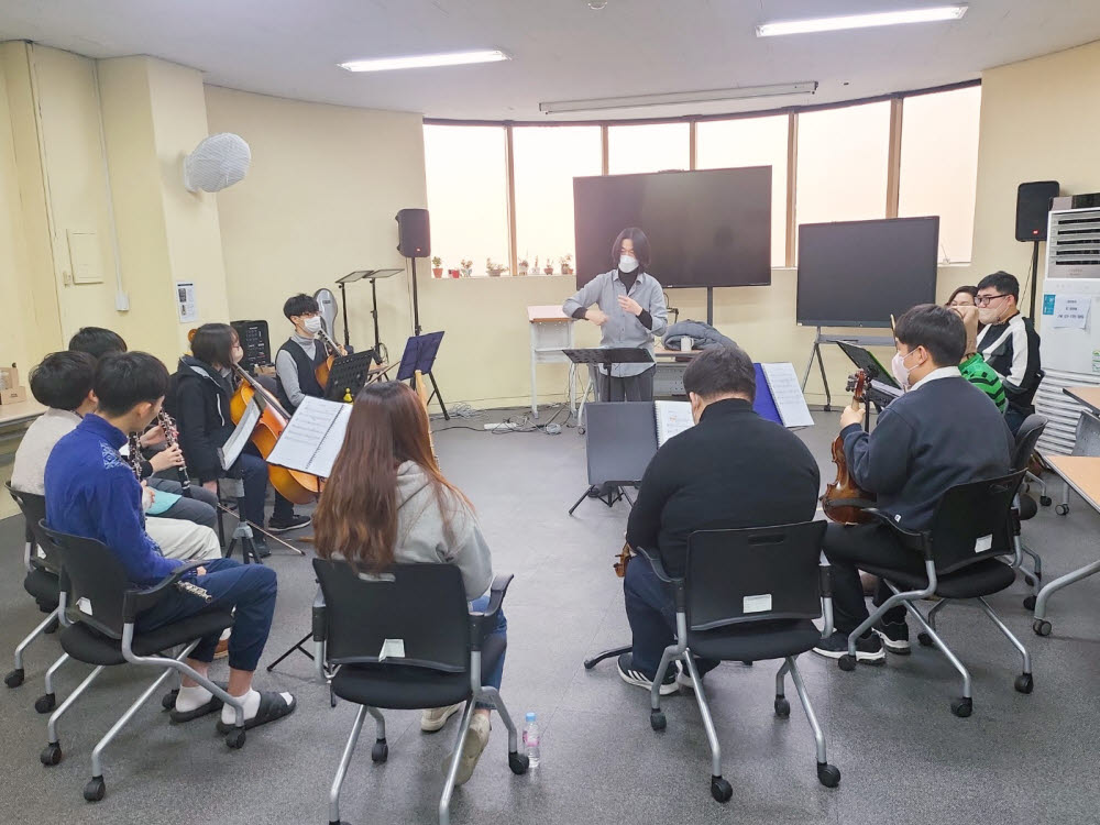 한국산업기술시험원(KTL) 장애인 오케스트라 K-하모니 단원들의 합주연습. (사진=한국산업기술시험원, 에이블업 제공)