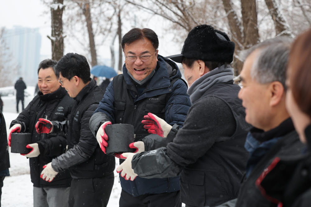 정진석 국민의힘 비상대책위원장이 21일 오전 서울 강남구 구룡마을에서 연탄 나눔 봉사활동을 하고 있다. 연합뉴스.