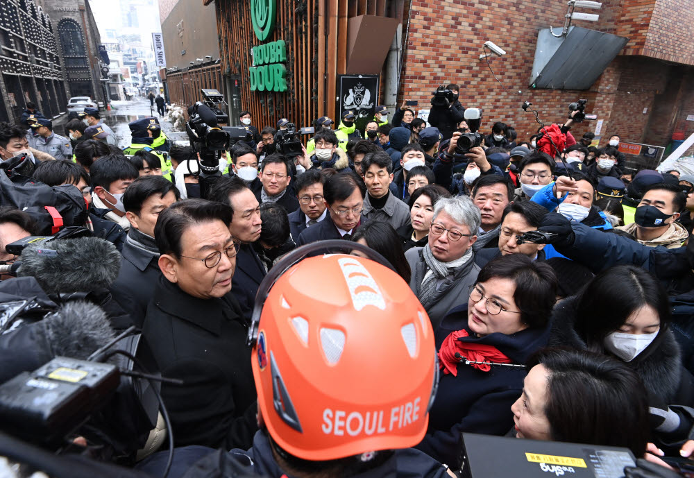 우상호 이태원 참사 국정조사 특별위원회 위원장을 비롯한 특조위원들이 21일 오전 서울 용산구 이태원 참사현장 현장조사에서 최성범 용산소방서장의 브리핑을 듣고 있다. 연합뉴스