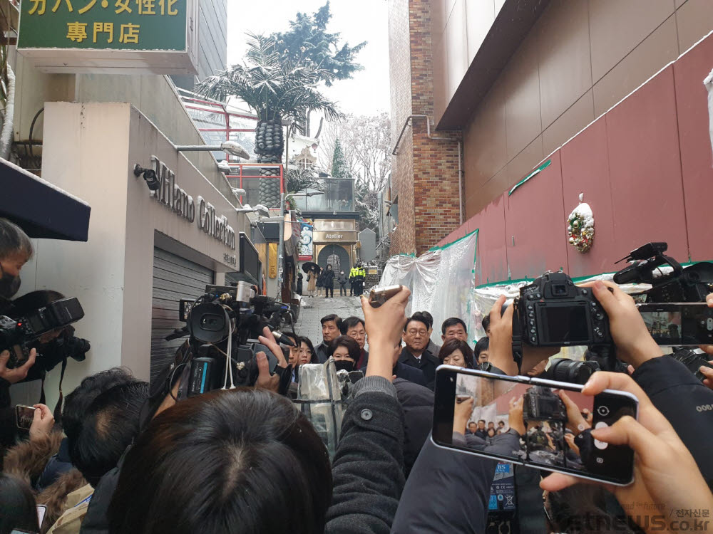 국회 이태원 국정조사 특위 여야 위원들이 이태원 참사 현장을 둘러보고 있다..