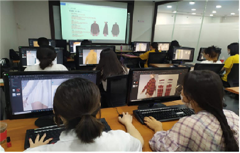 세그루패션디자인고 학생들이 3D패턴 CAD디자인 교육을 받고 있다.