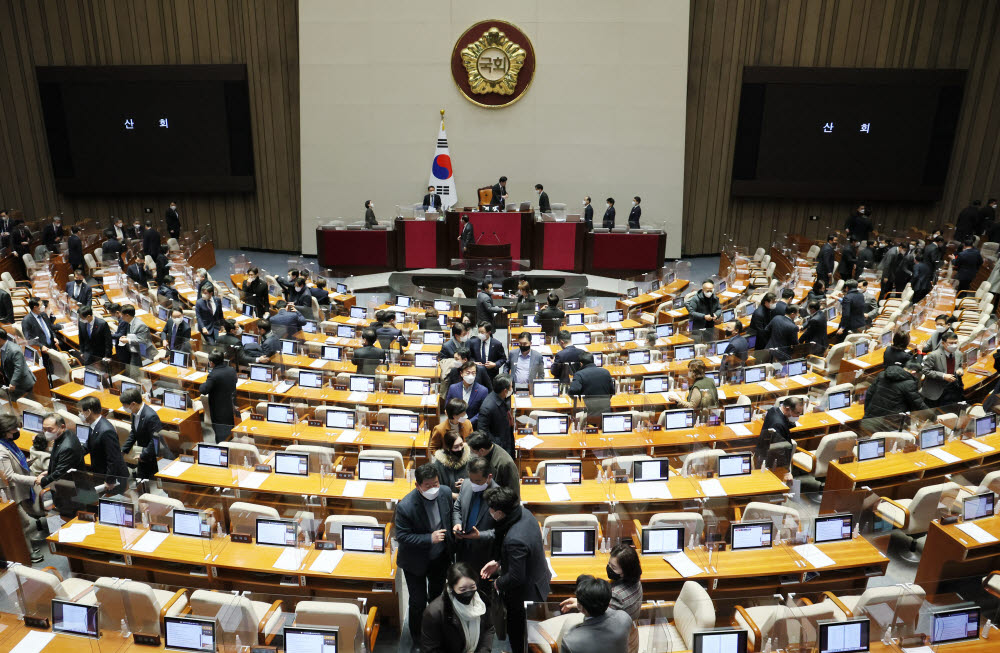 24일 새벽 내년도 예산안 통과 뒤 산회가 선포되자 여야 의원들이 국회 본회의장을 나서고 있다. 연합뉴스